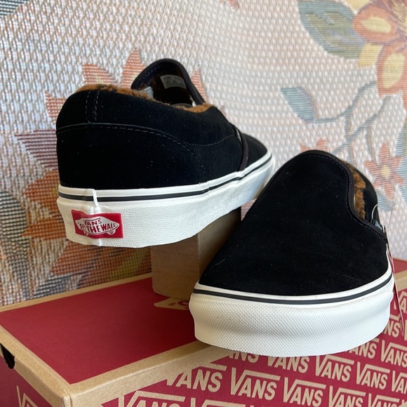 Vans WMNS Classic Slip-On
(Sherpa)Black/Marshmallow
IN0A7VCFABI
Sneakers - Picture 10 of 16